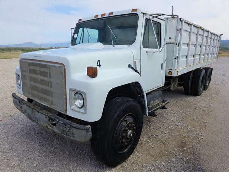 NON-RUNNER - 1979 International F1924 W/ 20' Bed & Hoist