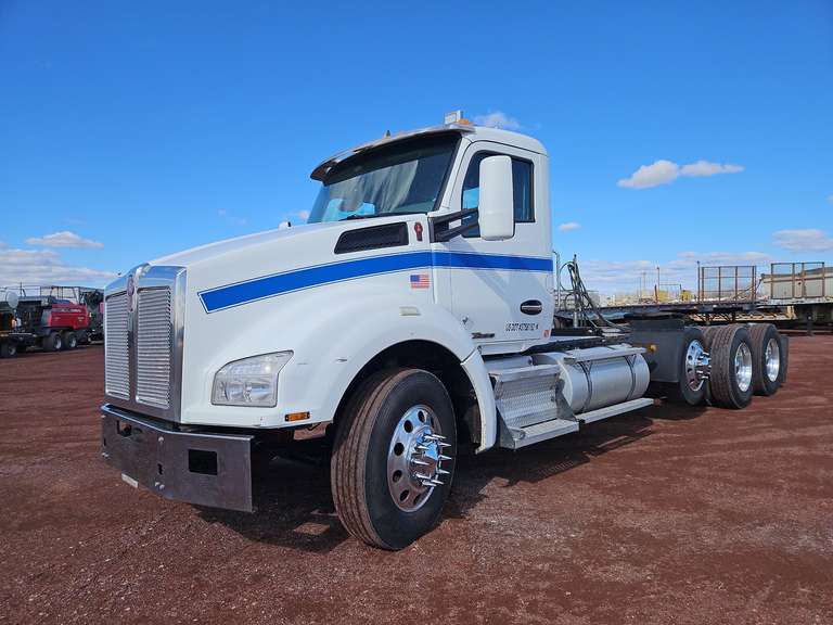 2015 Kenworth T880 Day Cab Truck