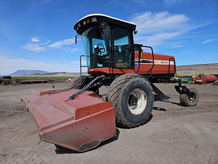 Hesston 9260 Windrower w/ 9075 15’ Rotary Disc Head