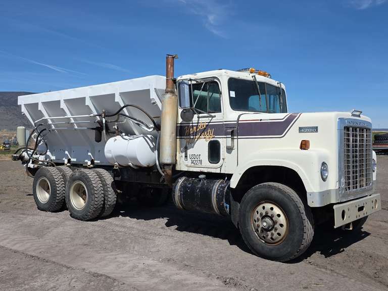1975 International 4200 Compost Spreading Truck