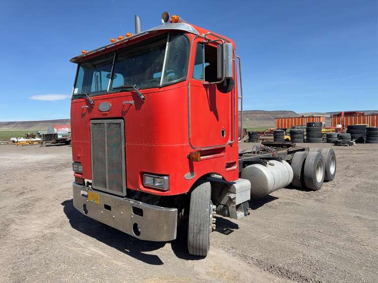 1999 Peterbilt 362 COE Truck