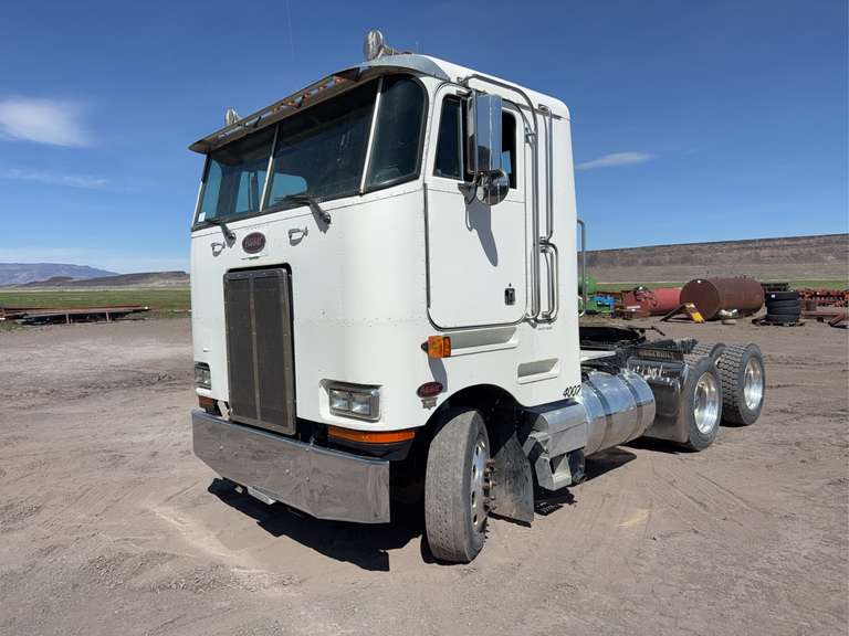 2002 Peterbuilt 362 COE Truck