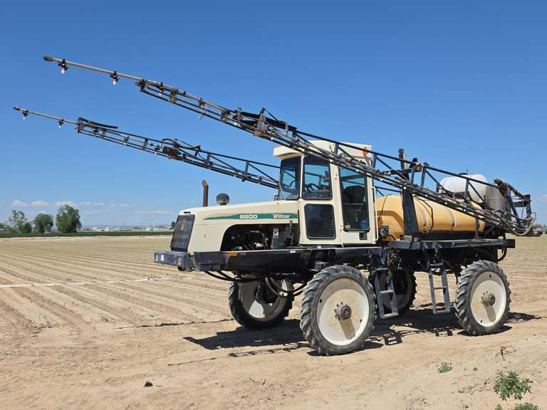 Willmar 6200 4WD Self Propelled Sprayer