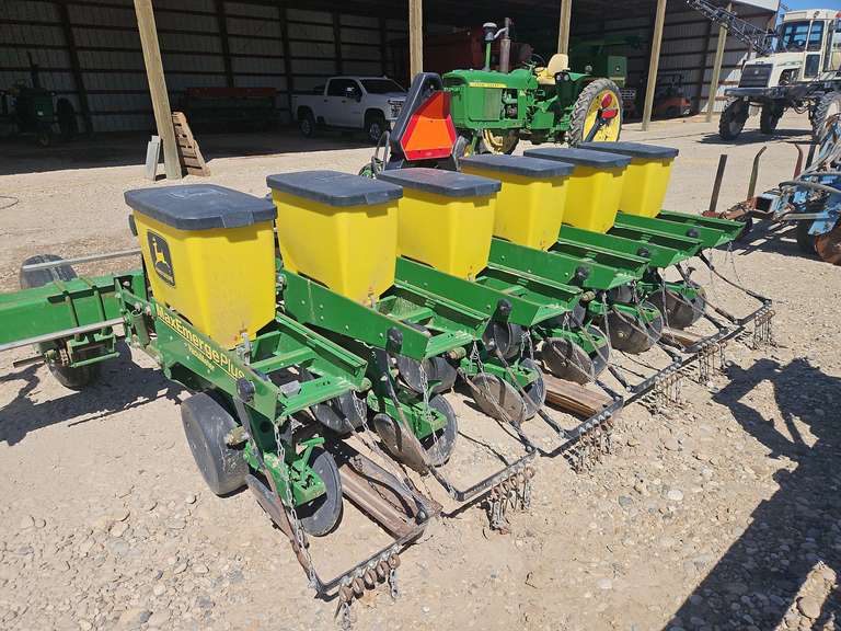 John Deere 1730 MaxEmegePlus 6 Row Air Planter