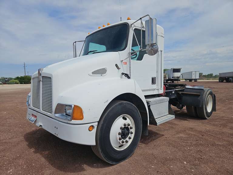 2002 Kenworth T300 Day Cab Truck