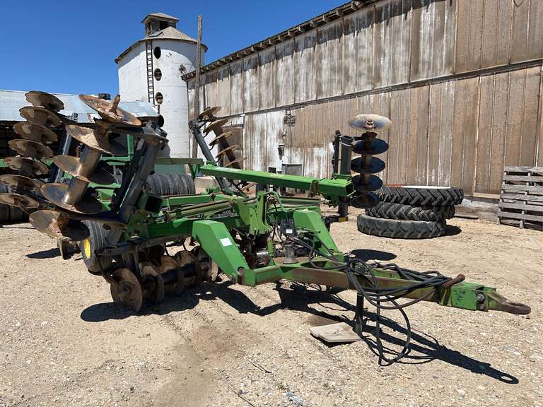 John Deere 640 20' Folding Tandem Disc