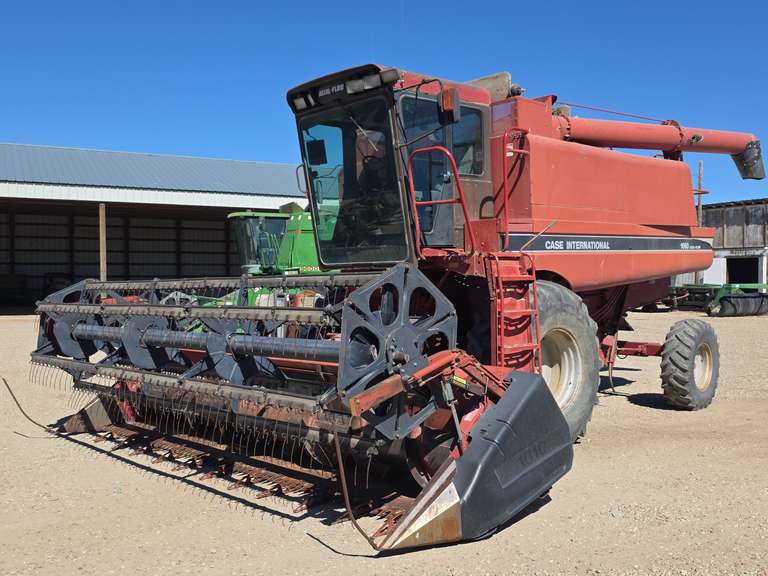 Case International 1660 Axial-Flow Combine w/ 1010 18' Grain Platform