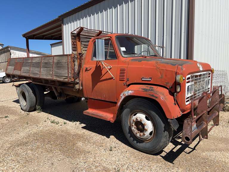 1968 GMC 5500 Truck  w/ 16' Flatbed & Hoist
