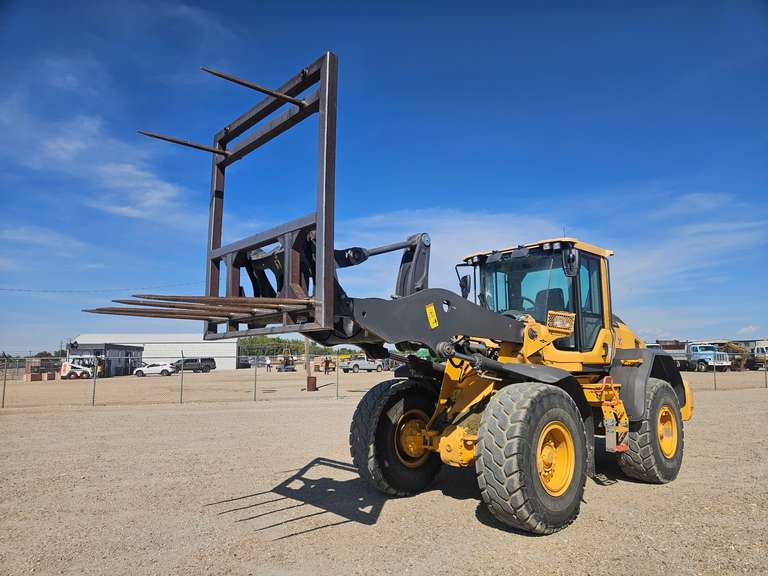 2019 Volvo L90H wheel loader with hay fork Lot 750