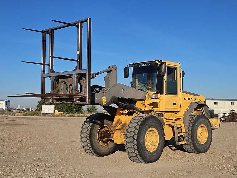 2005 Volvo L70E wheel loader with hay forks and bucket Lot 800