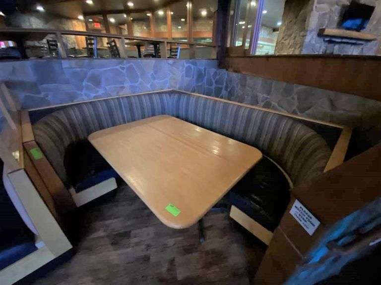 Corner Booth w/Large Table