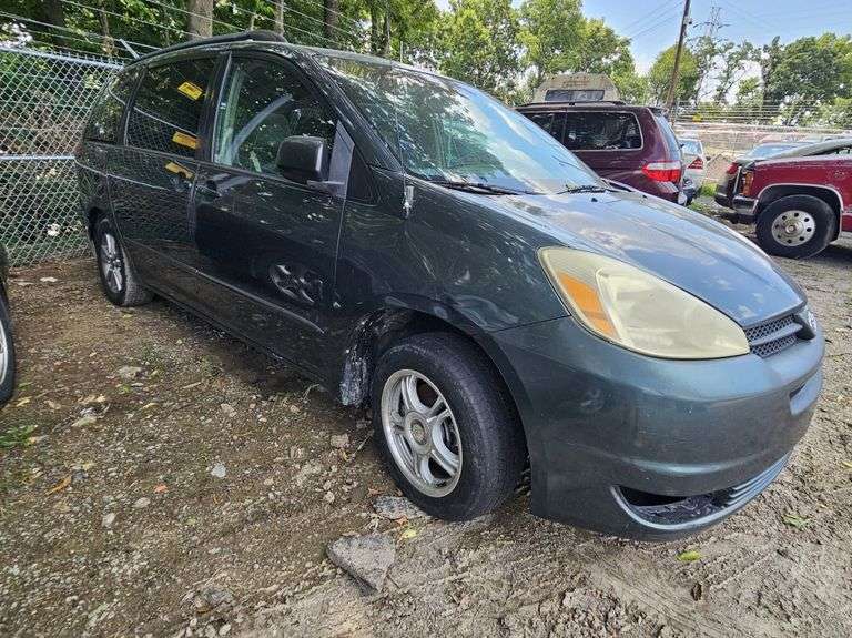 2005 Toyota Sienna Tow# 22468