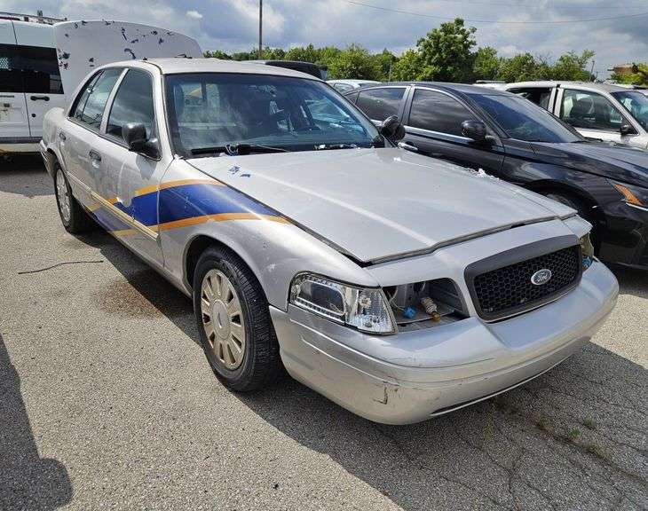 2011 FORD CROWN VIC  Unit# 6137
