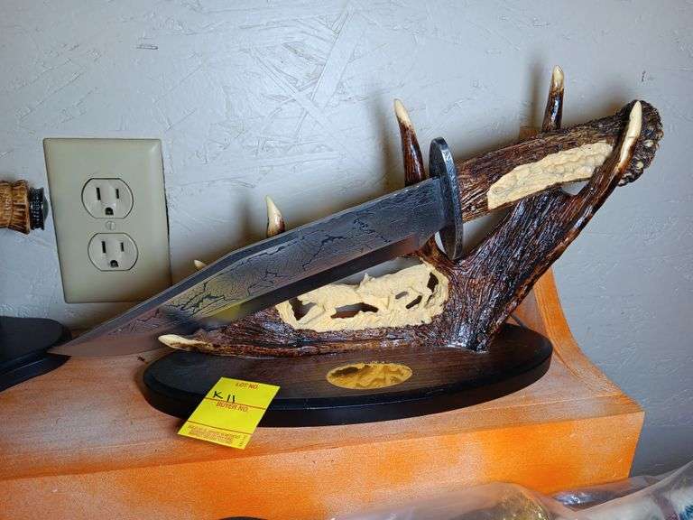 Wolf Carved Handle Dagger 9 1/2" Blade with Matching Stand