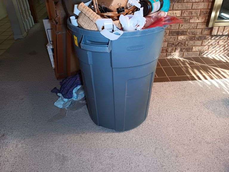 Rubbermaid Trashcan