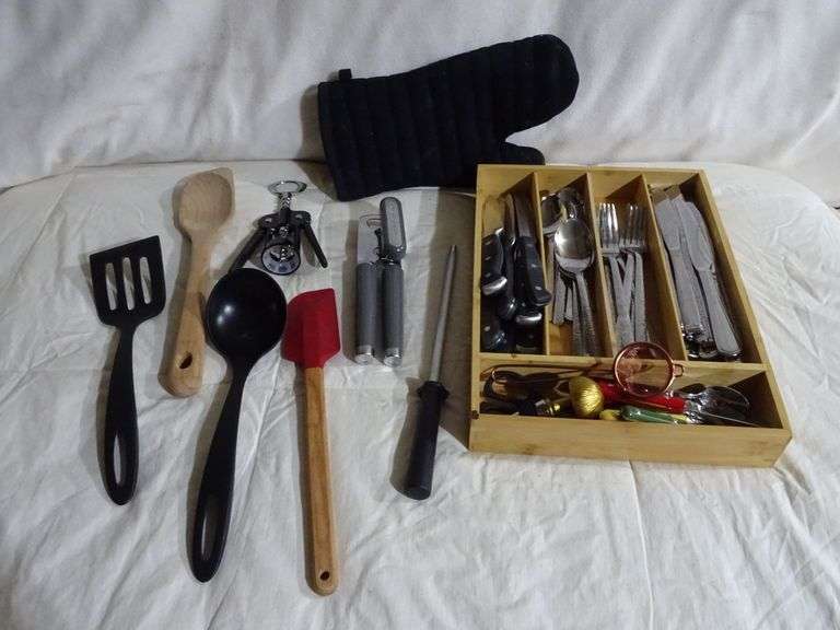 Multi Piece Kitchen Utensils w/ Oven Mitt
