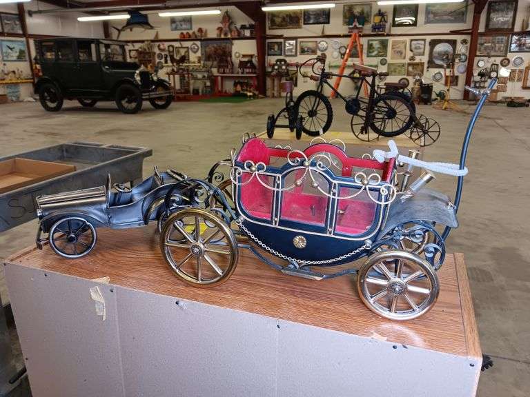 Metal Carriage Music Figurine and Metal Car Décor
