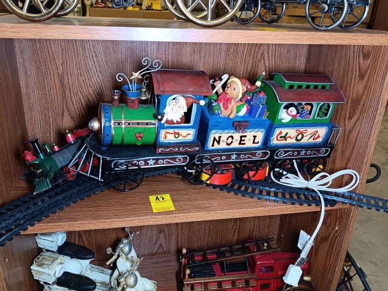 Christmas Train Décor and Light with Train Tracks