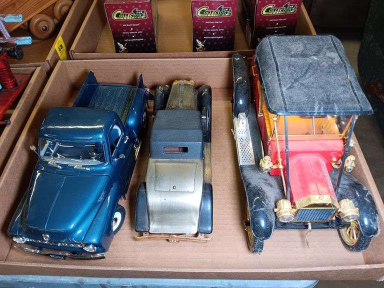(2) Plastic Model Cars and 1953 Ford Pick Up Scale 1/18