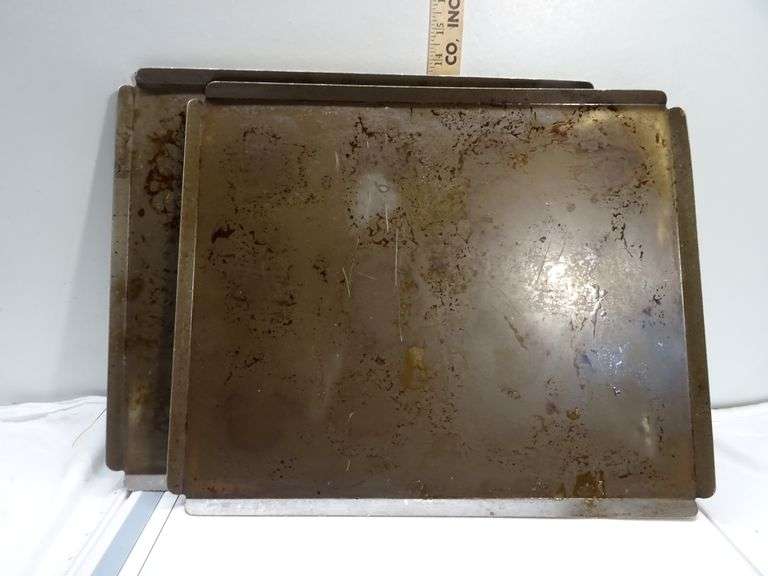 ASST Baking Sheet, Measuring Cup, Baby Mason Jar, 2 LG Pyrex, 2 Meatloaf Pans & Red Lion Ashtray