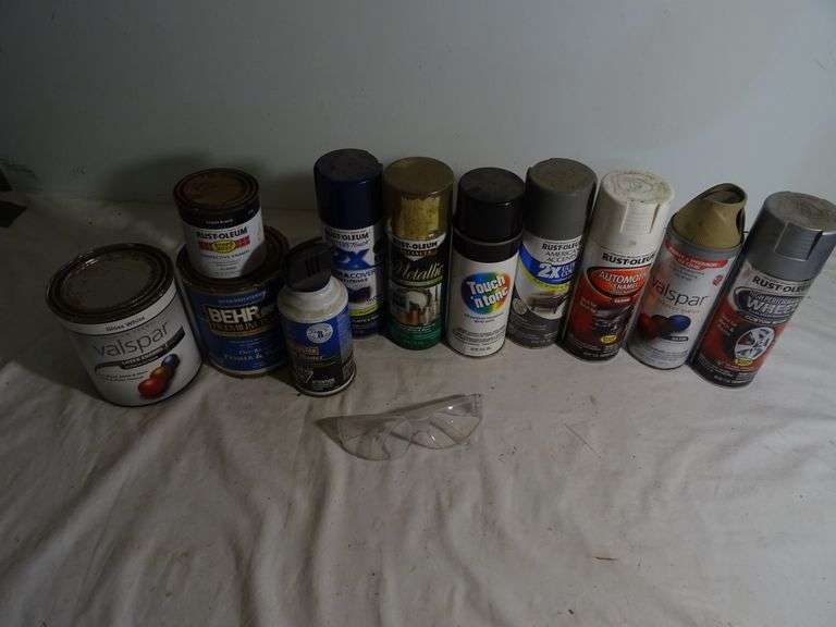 Asserted cans of spray paint