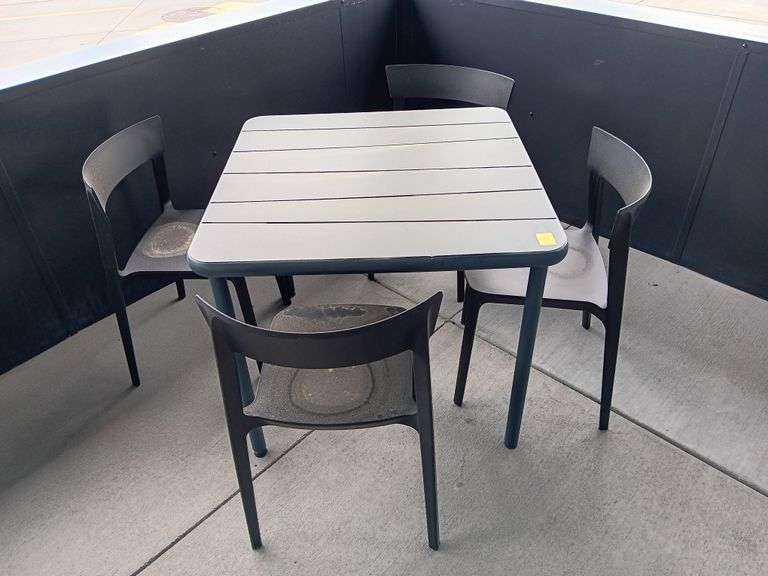 Metal Patio Table with (4) Plastic Chairs 35 x 35
