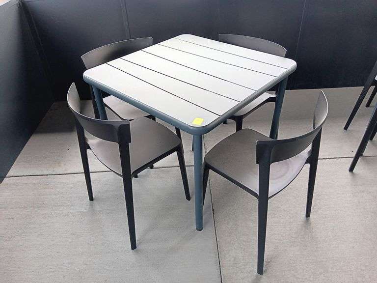 Metal Patio Table with (4) Plastic Chairs 35 x 35