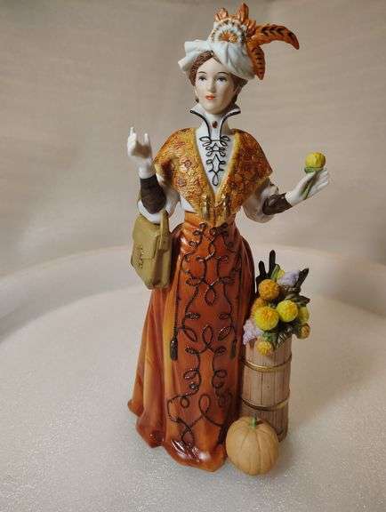 Avon Figurine Presidents Award Mrs Albee, Fall Pumpkin Lady