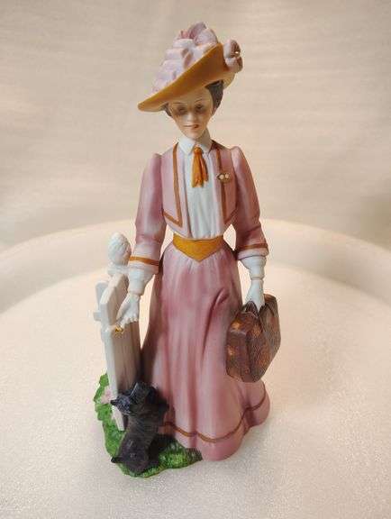 Avon Figurine Presidents Award Mrs Albee, Lady In Pink Next To Picket Fence