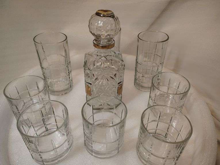 Glassware (R Top), Square Bottle Whiskey Decanter (Round Top) 3 Square cut Anchor Hocking Glasses