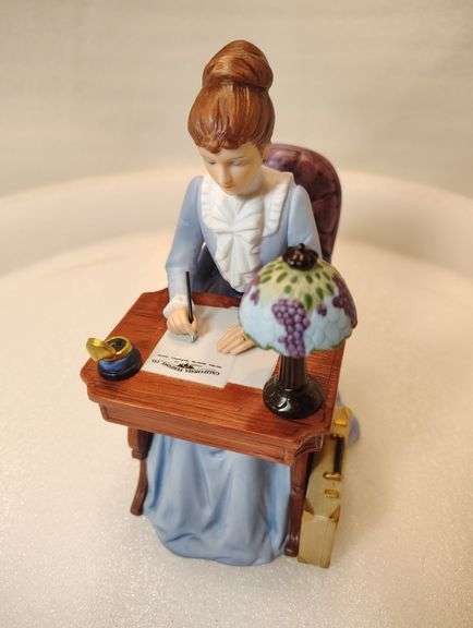 Avon Figurine Presidents Award Mrs Albee, Lady Sitting At Desk With Lamp