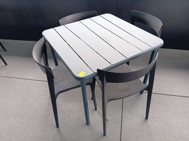 Metal Patio Table with (4) Plastic Chairs 35 x 35