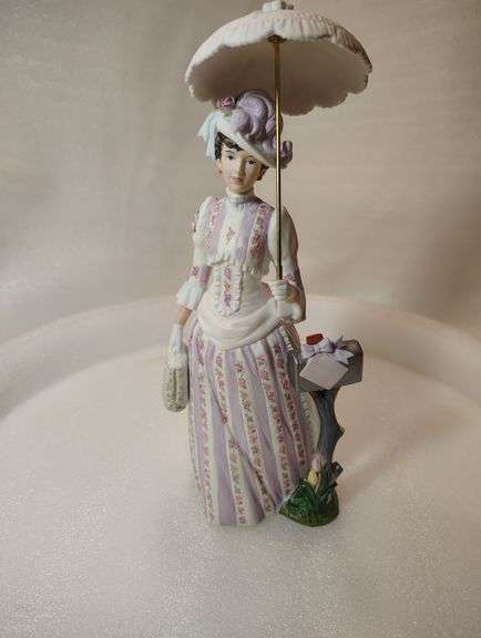 Avon Figurines Presidents Award Mrs Albee, Pink Rose Lady w/ Umbrella