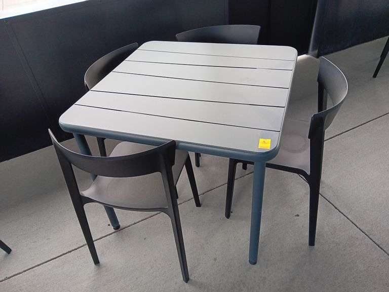Metal Patio Table with (4) Plastic Chairs 35 x 35