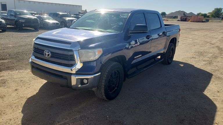 2015 Toyota Tundra SR5 Crew Cab / Crew Max 4D