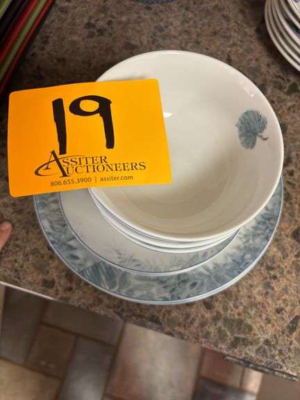 Lot of Decorative plates (2 large, 3 small) and bowls (3).