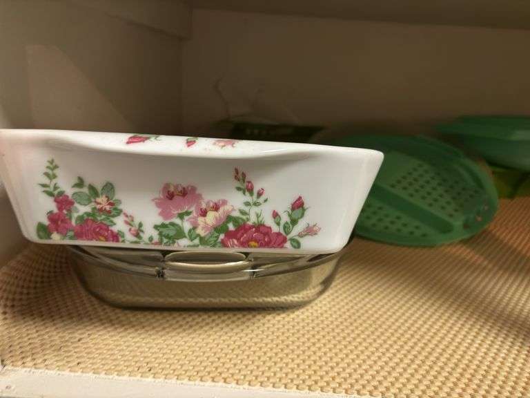 Assorted glass and Tupperware.