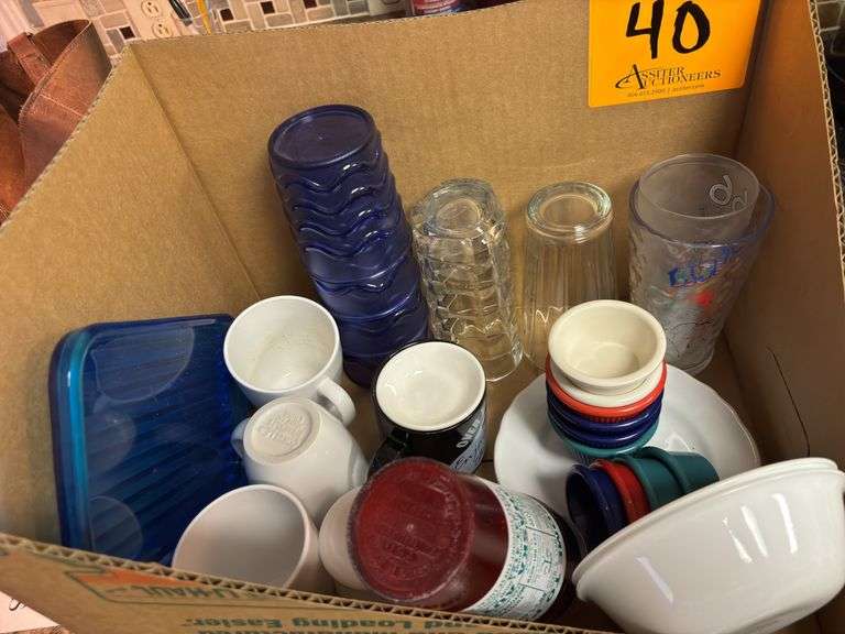 Bowls, cups, glasses, and coffee cups.