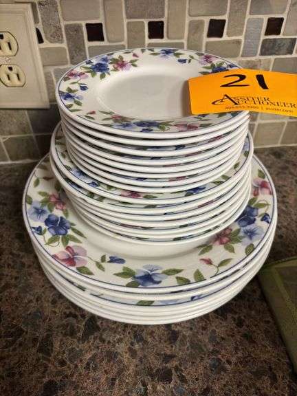 Lot of floral plates. 6 large, 7 medium, and 8 small.