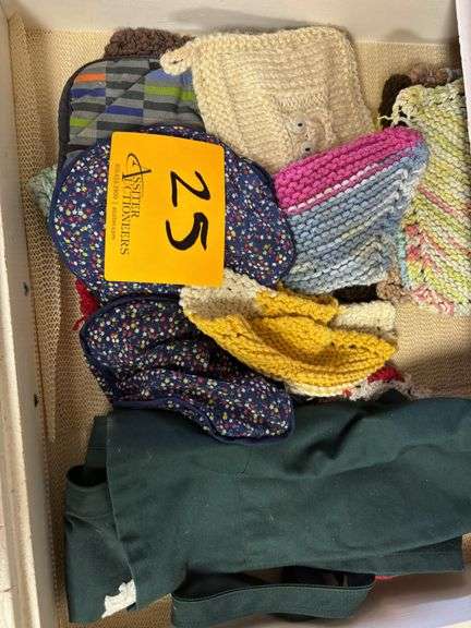 Drawer with apron and hot mitts. Drawer not included.