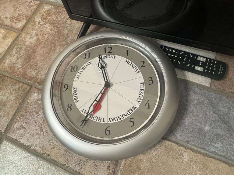 Tv & clock - Assiter Auctioneers
