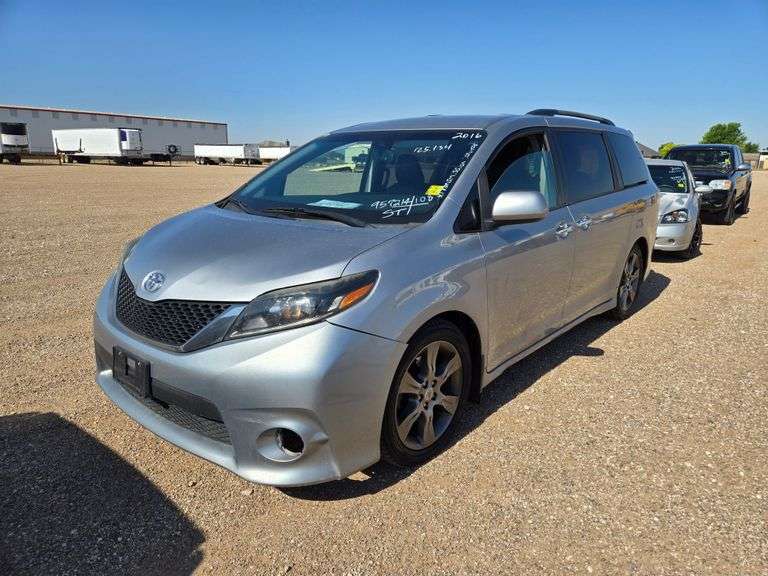 2016 Toyota Sienna SE / SE Premium Wagon 4D