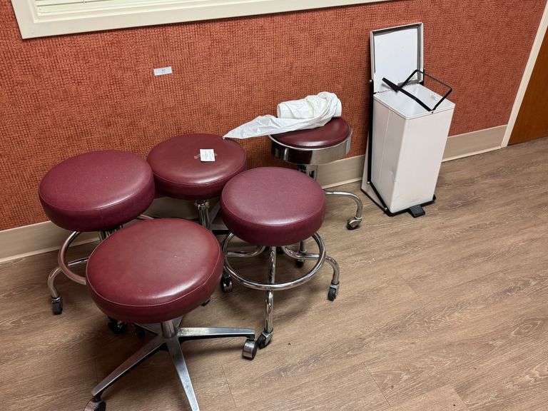5 Rolling Stools w/Medical trash can