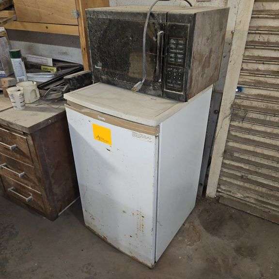 Dynasty Miniature Refrigerator & Magic Chef Microwave