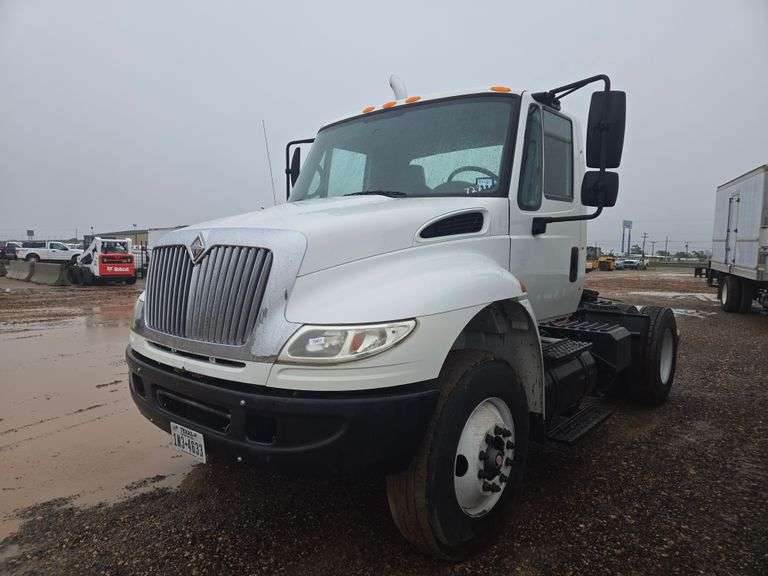 2005  International Harvester  8500  Truck