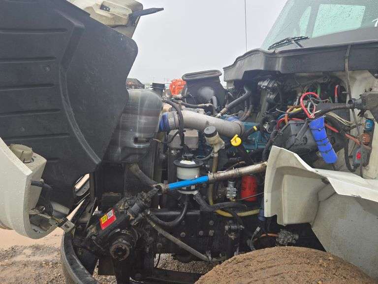 2005  International Harvester  8500  Truck