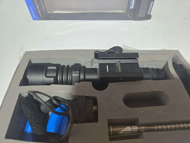 UTG LED Flashlight w/Pressure Pad