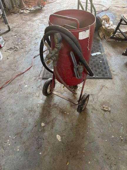 Sand blasting machine