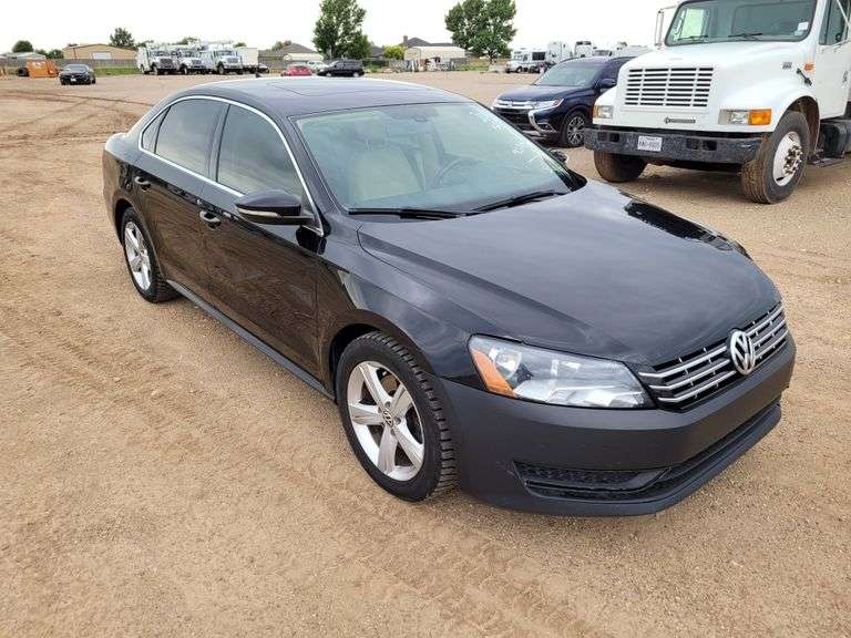 2012  Volkswagen  Passat SE  Sedan 4D