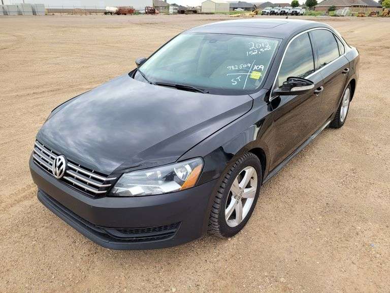 2012  Volkswagen  Passat SE  Sedan 4D